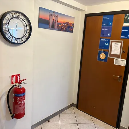 Apartment Jordans 4 *